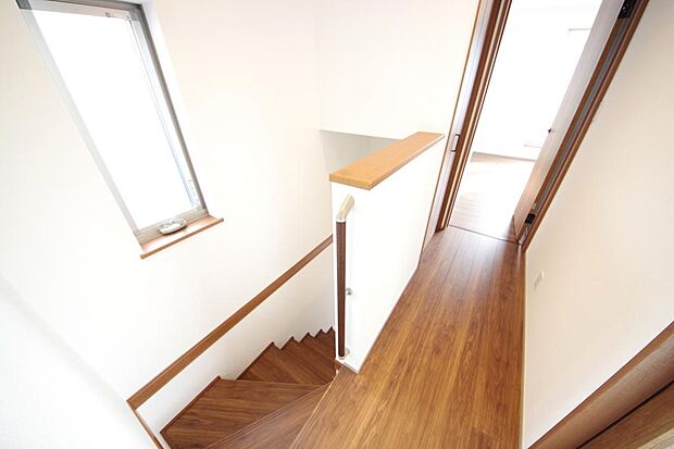 階段には手すりを標準装備することで、お子様やご高齢者の安全性にも配慮しております。