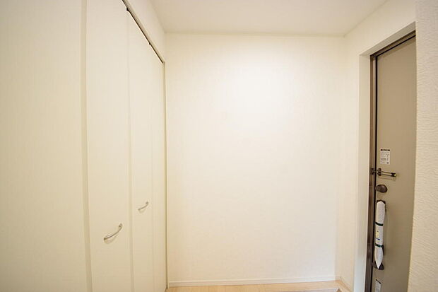 棚板が多く、沢山の靴が収納可能。棚板は稼働可能ですのでブーツやヒールの高い靴も収納でき便利です。