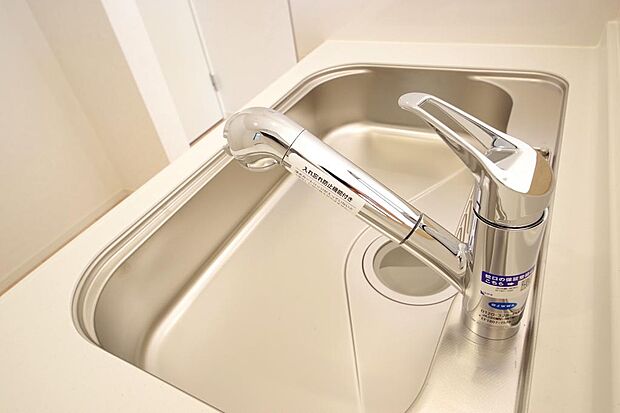 キッチンの水栓はホースが伸びますので、大きな鍋も楽に洗う事が出来ます。また、浄水器もビルトインです。