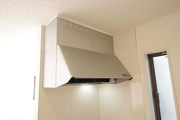 キッチン上部には、ブーツ型の照明付きのレンジフードが標準装備されております。