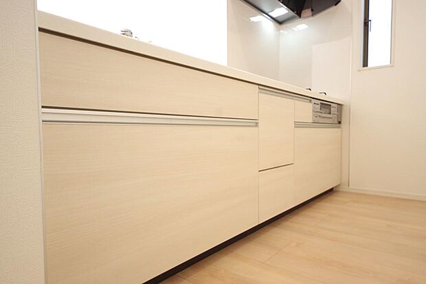 リビング　ダイニング全体が見渡せるキッチンは、リビングのお子様の様子を見守りながら家事ができます。