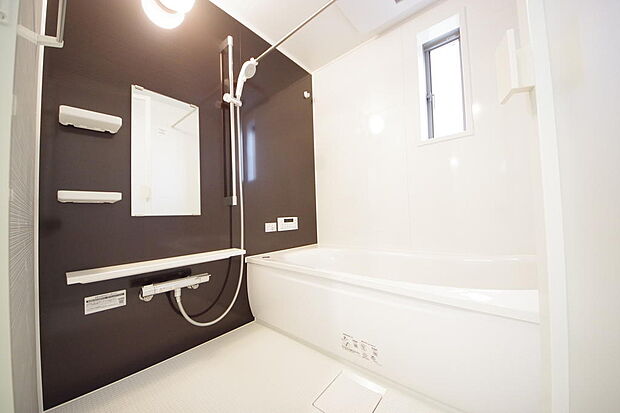 １日の疲れを癒す大切な場所です。追焚き機能も付いておりますので、帰りが遅くなっても安心できます。