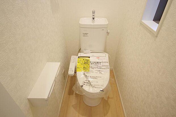 少ない水を有効に使って、汚れも効率よく洗浄します。便器は奥までふちのない掃除がしやすい形状です。