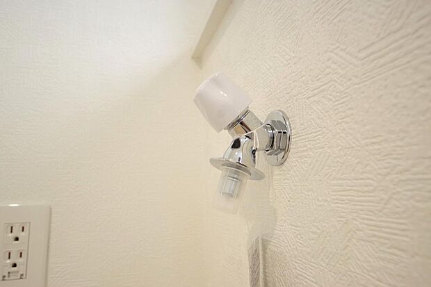 洗濯機用の給水口には蛇口ではなく、全自動洗濯機が設置できる専用の給水口が設置されております。