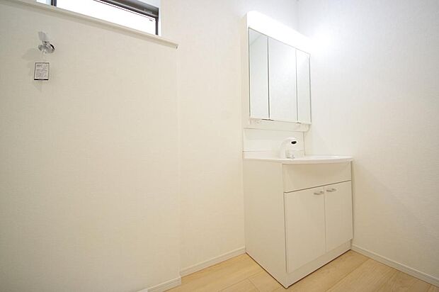 家族全員で利用するパブリックスペースとなりますので、鏡周りの収納ですっきり洗面台がご利用いただけます