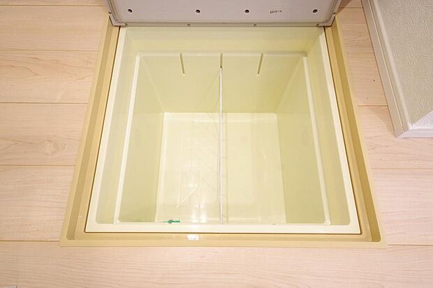 普段は使わない物や大切な物などを収納出来ます。空間を有効に利用した床下収納です。