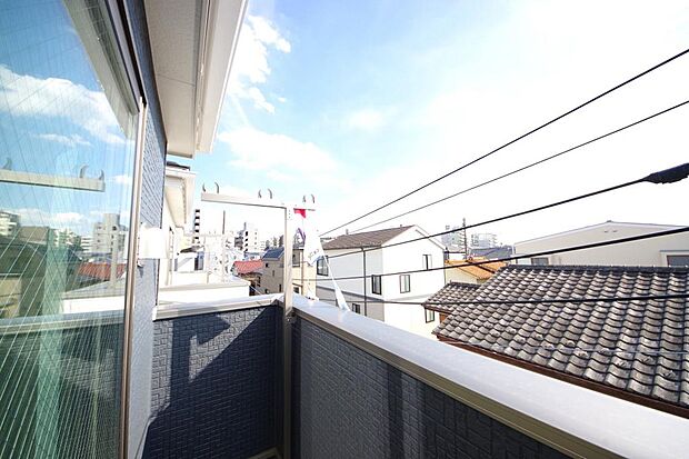 陽光あふれるバルコニーは、たくさんの光を浴びることができるのでお洗濯物やお布団もしっかり干せます。