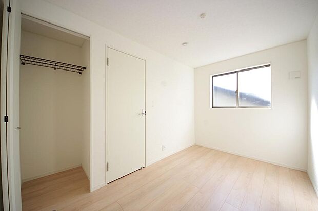 木の質感が優しい床材と豊富な収納が特徴的な、心に温かさを感じる内装です。