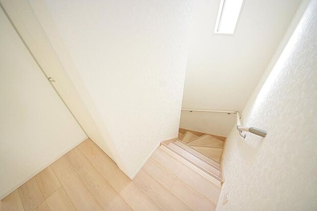 階段には手すりを標準装備することで、お子様やご高齢者の安全性にも配慮しております。