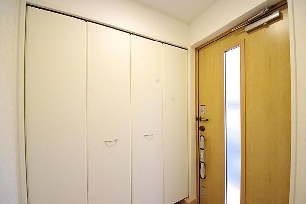 棚板が多く、沢山の靴が収納可能。棚板は稼働可能ですのでブーツやヒールの高い靴も収納でき便利です。