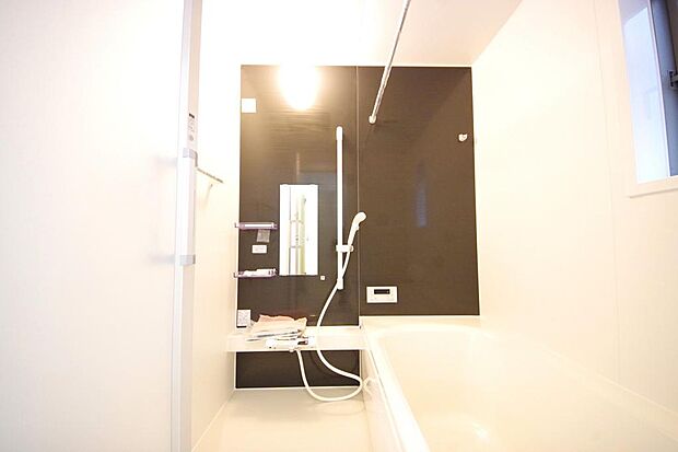 １日の疲れを癒す大切な場所です。追焚き機能も付いておりますので、帰りが遅くなっても安心できます。