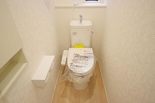 少ない水を有効に使って、汚れも効率よく洗浄します。便器は奥までふちのない掃除がしやすい形状です。