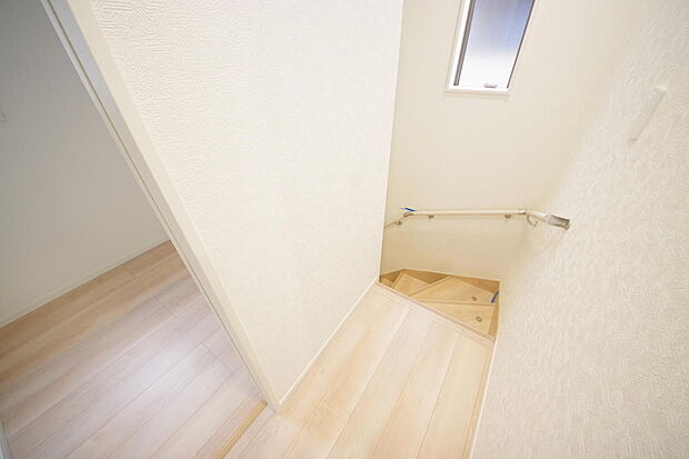 階段には手すりを標準装備することで、お子様やご高齢者の安全性にも配慮しております。