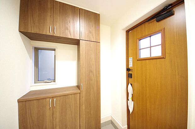 棚板が多く、沢山の靴が収納可能。棚板は稼働可能ですのでブーツやヒールの高い靴も収納でき便利です。