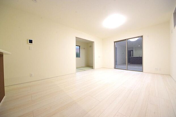 明るい陽光が差し込み開放的なリビング ダイニングを演出し、ゆとりある空間はご満足いただけます。