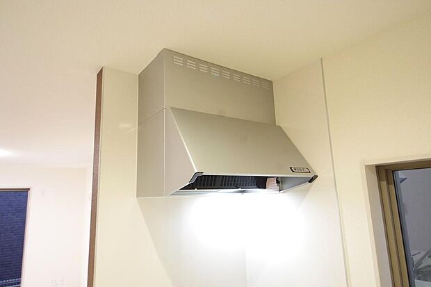 キッチン上部には、ブーツ型の照明付きのレンジフードが標準装備されております。