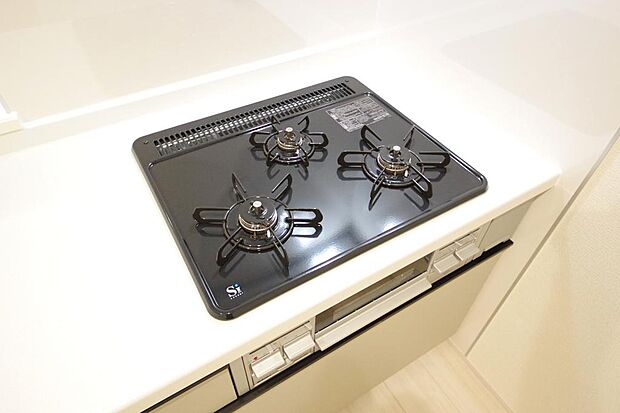 三ツ口コンロはSiセンサーが組み込まれています。長時間の使用の際にセンサーが自動でストップします。