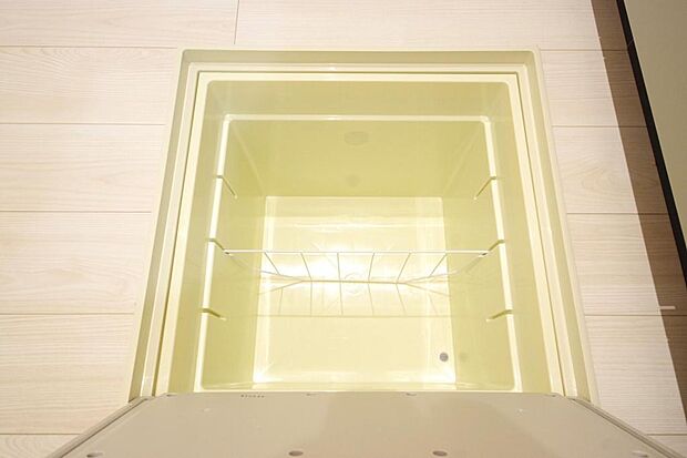 ミネラルウォーター、缶詰、非常食のストックに便利です。空間を有効に利用した収納です。