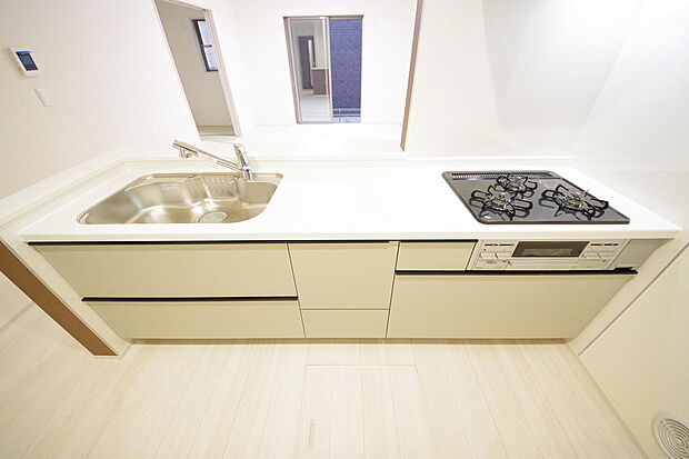 キッチンには耐久性が高く、お手入れも簡単で人工大理石トップを採用して、キッチンを優雅に演出しました。