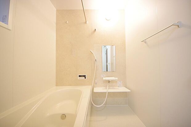 心地よい入浴タイムを追求した大きな浴槽とアクセントパネルで、より高級感が演出されます。