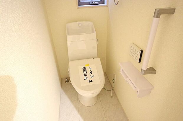 少ない水を有効に使って、汚れも効率よく洗浄します。便器は奥までふちのない掃除がしやすい形状です。