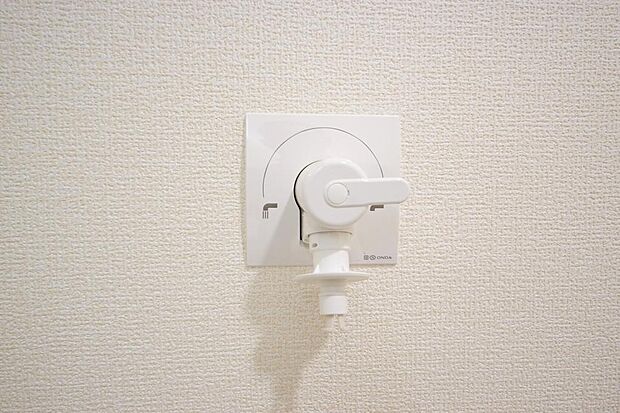 洗濯機用の給水口には蛇口ではなく、全自動洗濯機が設置できる専用の給水口が設置されております。