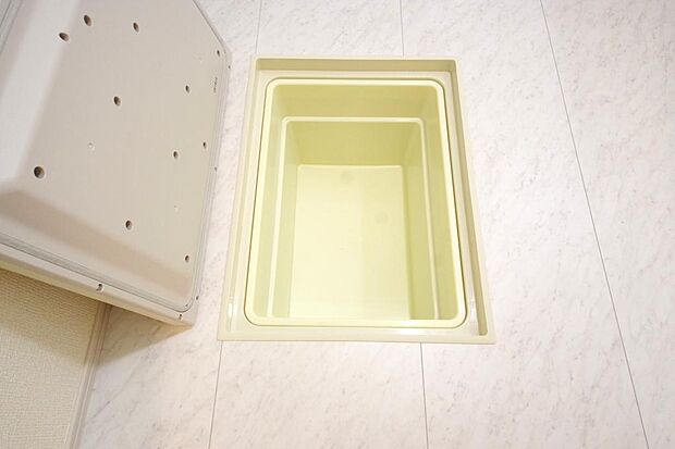 シャンプー リンス 洗剤 柔軟剤等のストックに便利です。空間を有効に利用した収納です。