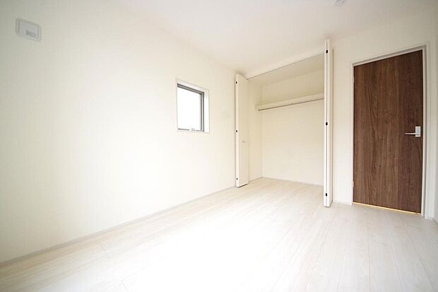 木の質感が優しい床材と豊富な収納が特徴的な、心に温かさを感じる内装です。