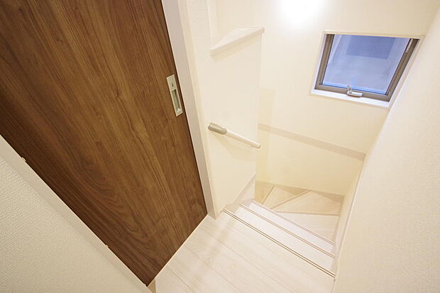 階段には手すりを標準装備することで、お子様やご高齢者の安全性にも配慮しております。