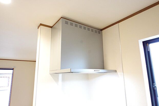 キッチン上部には、スッキリとしたスリム型レンジフードが標準装備されております。