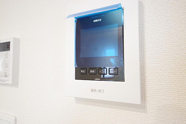 来訪者を映像と音声で確認可能なので、煩わしいセールスにも住戸内で対話可能です。