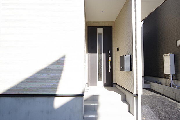 玄関はいわばその邸宅の顔です。だからこそ、迎賓のためにしつらえを細部まで施しました。