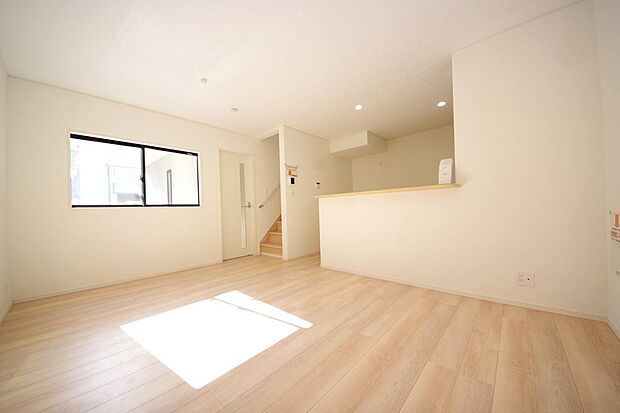 明るい陽光が差し込み開放的なリビング ダイニングを演出し、ゆとりある空間はご満足いただけます。