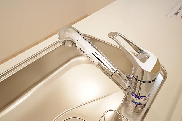 キッチンの水栓はホースが伸びますので、大きな鍋も楽に洗う事が出来ます。また、浄水器もビルトインです。