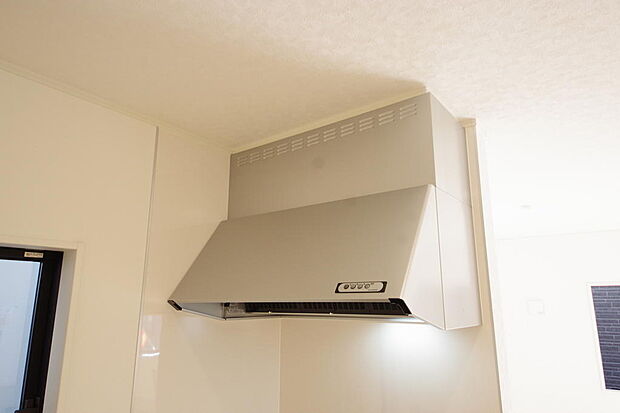 キッチン上部には、ブーツ型の照明付きのレンジフードが標準装備されております。