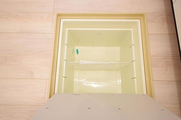 ミネラルウォーター、缶詰、非常食のストックに便利です。空間を有効に利用した収納です。