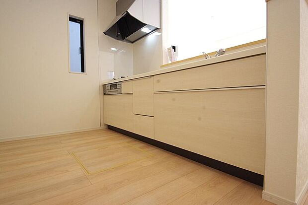 リビング ダイニング全体が見渡せるキッチンは、リビングのお子様の様子を見守りながら家事ができます。