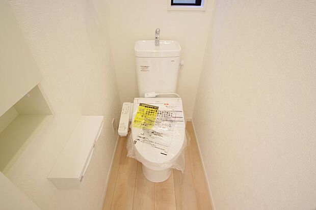 少ない水を有効に使って、汚れも効率よく洗浄します。便器は奥までふちのない掃除がしやすい形状です。