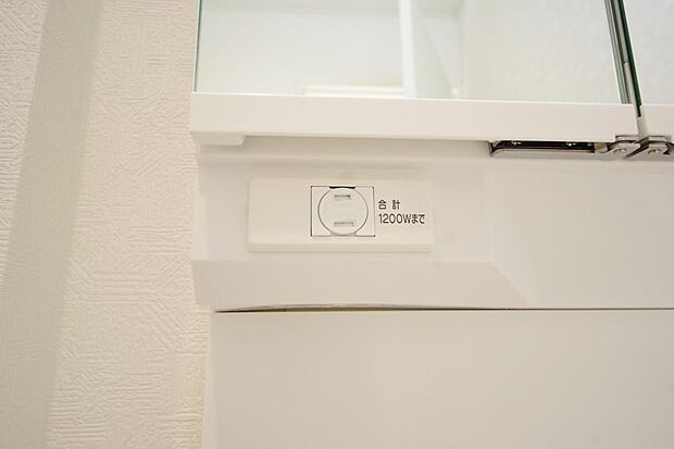 洗面台には、照明 コンセント くもり止めの3点が標準装備されております。