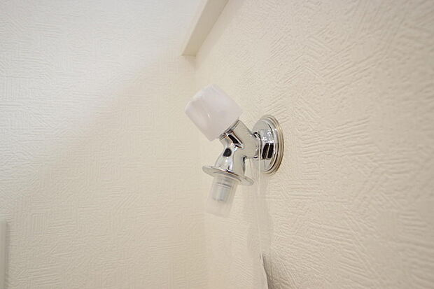 洗濯機用の給水口には蛇口ではなく、全自動洗濯機が設置できる専用の給水口が設置されております。