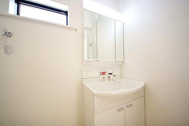 家族全員で利用するパブリックスペースとなりますので、鏡周りの収納ですっきり洗面台がご利用いただけます