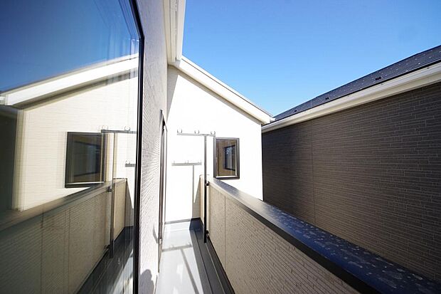 陽光あふれるバルコニーは、たくさんの光を浴びることができるのでお洗濯物やお布団もしっかり干せます。