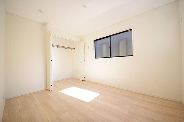 木の質感が優しい床材と豊富な収納が特徴的な、心に温かさを感じる内装です。