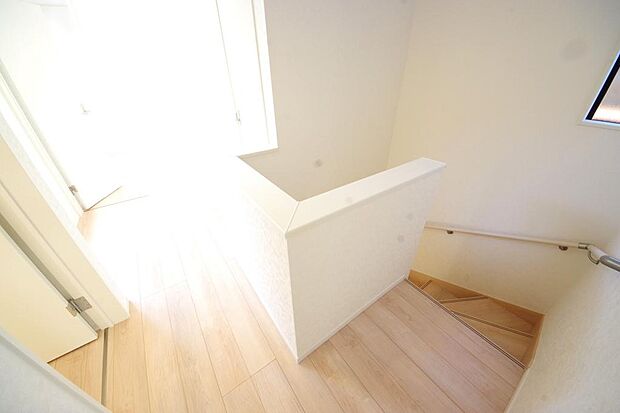 階段には手すりを標準装備することで、お子様やご高齢者の安全性にも配慮しております。