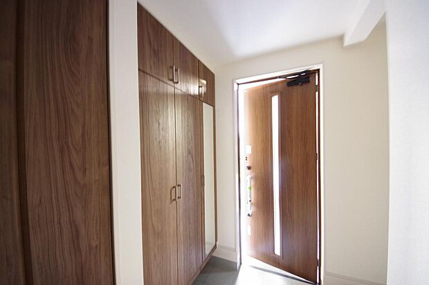 棚板が多く、沢山の靴が収納可能。棚板は稼働可能ですのでブーツやヒールの高い靴も収納でき便利です。