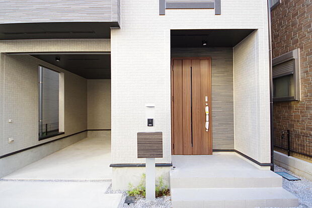 玄関はいわばその邸宅の顔です。だからこそ、迎賓のためにしつらえを細部まで施しました。