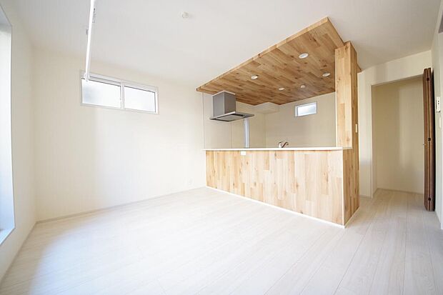 明るい陽光が差し込み開放的なリビング ダイニングを演出し、ゆとりある空間はご満足いただけます。