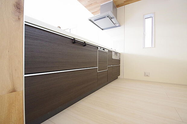 キッチンには耐久性が高く、お手入れも簡単で人工大理石トップを採用して、キッチンを優雅に演出しました。