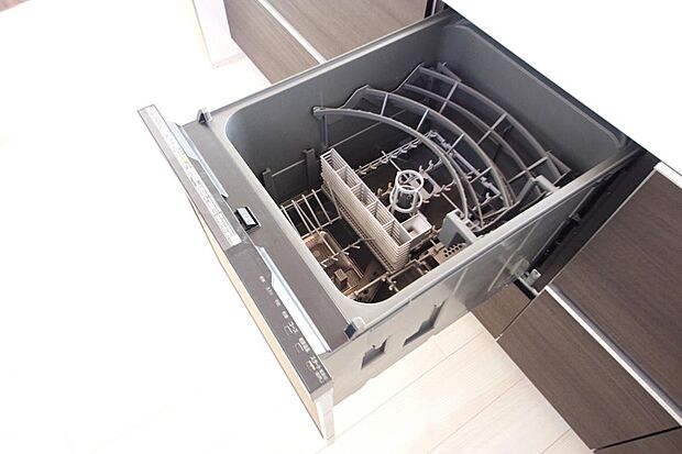 食器の出し入れがしやすいスライド収納タイプの食器洗い乾燥機です。また、節水効果にも優れています。