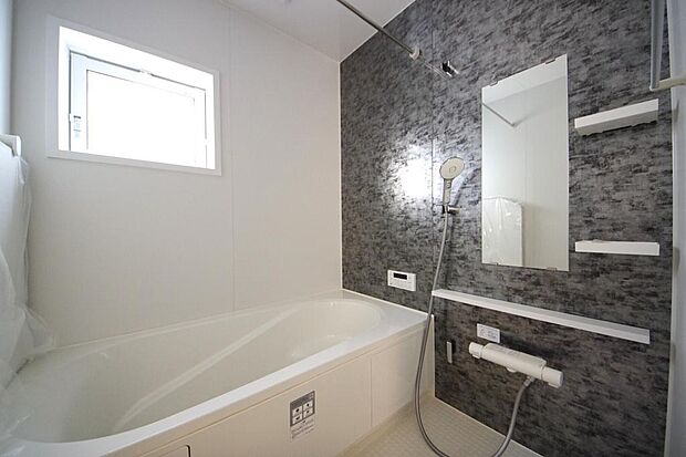 心地よい入浴タイムを追求した大きな浴槽とアクセントパネルで、より高級感が演出されます。